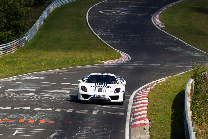 Le supercar hybride plug-in d’une puissance de plus de 795 ch était doté de pneumatiques de série Michelin Le supercar hybride plug-in d’une puissance de plus de 795 ch était doté de pneumatiques de série Michelin