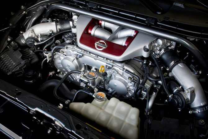O motor 3.8 V6 do GT-R teve de ser apertado para caber no Juke-R O motor 3.8 V6 do GT-R teve de ser apertado para caber no Juke-R