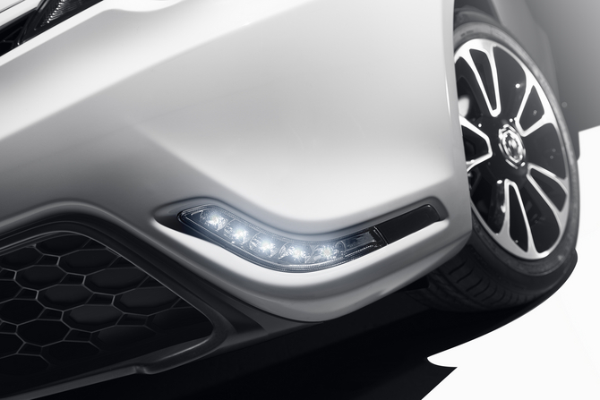 O carro tem luzes LED diurnas na frente O carro tem luzes LED diurnas na frente