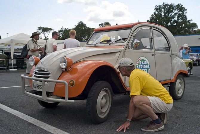 Elle avait rassemblée plus de 2 400 automobiles Elle avait rassemblée plus de 2 400 automobiles