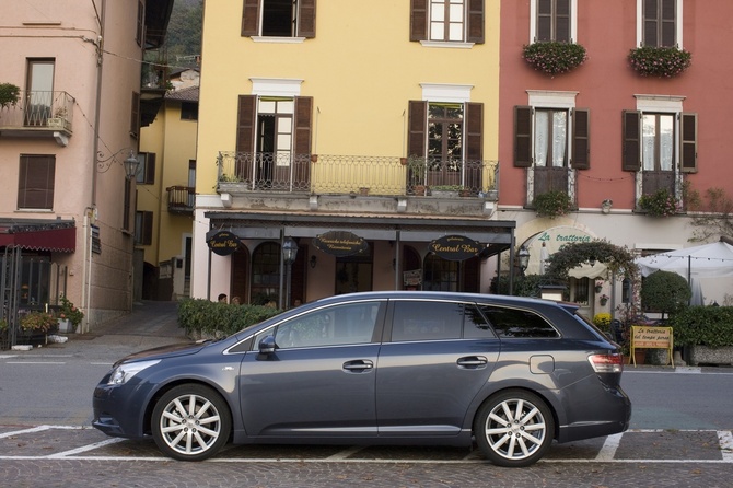 Toyota Avensis Station Wagon 2.0 D-4D 125 Toyota Avensis Station Wagon 2.0 D-4D 125