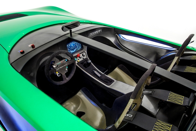 O interior também é feito de fibra de carbono com um ecrã LCD que inclui o painel de instrumentos O interior também é feito de fibra de carbono com um ecrã LCD que inclui o painel de instrumentos