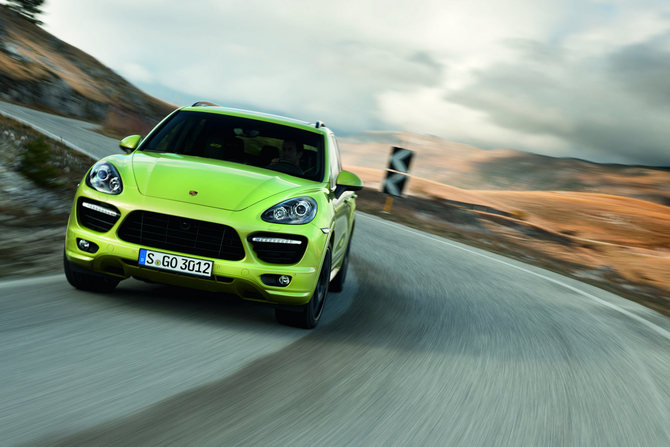 A Porsche afinou o V8 do Cayenne S e acrescentou-lhe mais 20cv, num total de 420cv A Porsche afinou o V8 do Cayenne S e acrescentou-lhe mais 20cv, num total de 420cv
