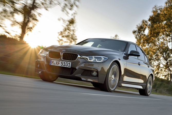 Em termos de design o novo BMW Série 3 recebeu pequenas e subtis alterações para dar-lhe uma aparência mais baixa e mais larga Em termos de design o novo BMW Série 3 recebeu pequenas e subtis alterações para dar-lhe uma aparência mais baixa e mais larga