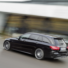O sedan C450 AMG 4MATIC consegue atingir os 100km/h em 4.9 segundos, enquanto que a versão carrinha o faz em 5.0 segundos