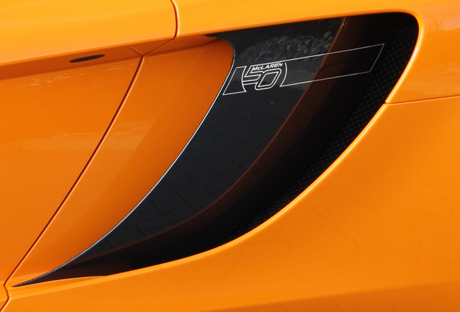 O carro contém logótipos especiais que assinalam o aniversário da McLaren O carro contém logótipos especiais que assinalam o aniversário da McLaren