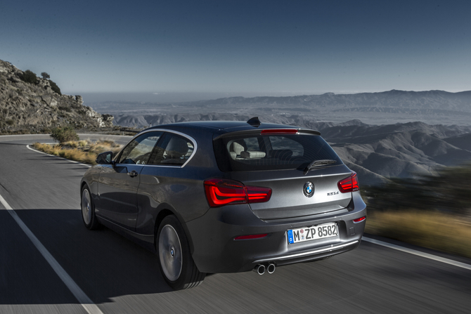 O novo Série 1 recebe uma gama de motores diesel e a gasolina renovada O novo Série 1 recebe uma gama de motores diesel e a gasolina renovada