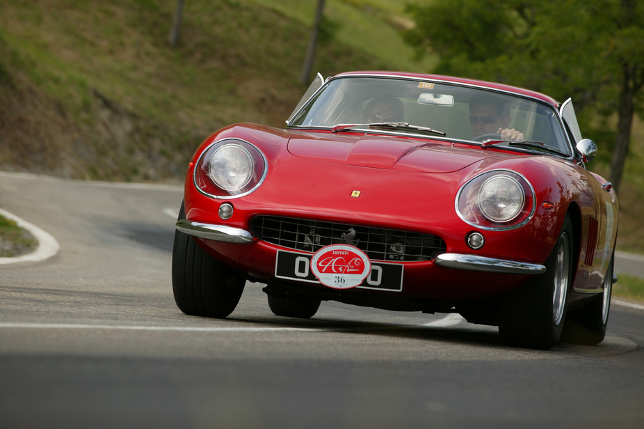 A 275 GTB4 in color to get a better sense of the car