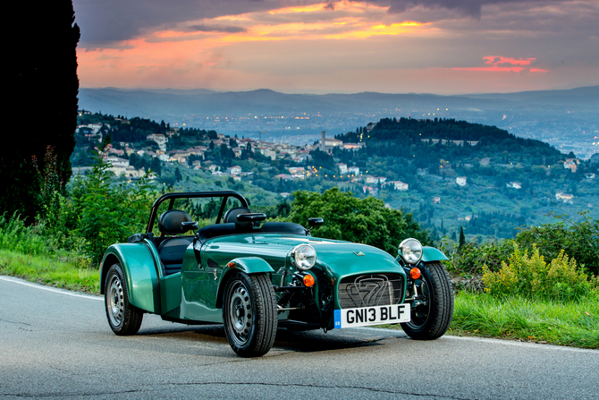 O 160 é a versão base mais recente da Caterham O 160 é a versão base mais recente da Caterham