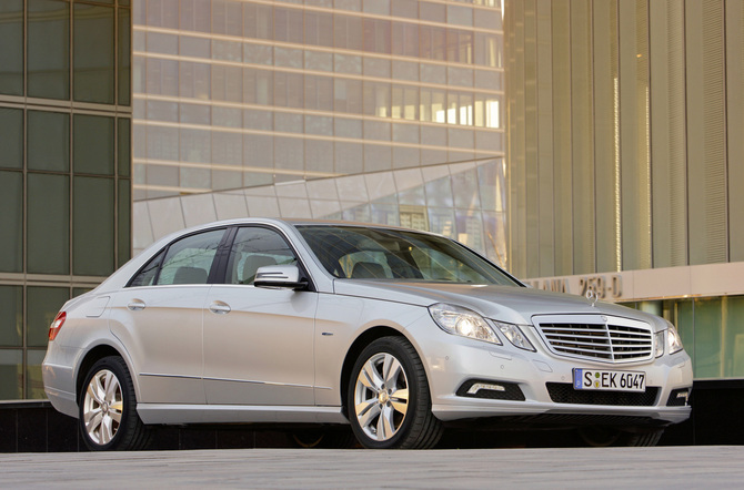 Mercedes-Benz E 200 CGI BlueEfficiency Auto Mercedes-Benz E 200 CGI BlueEfficiency Auto