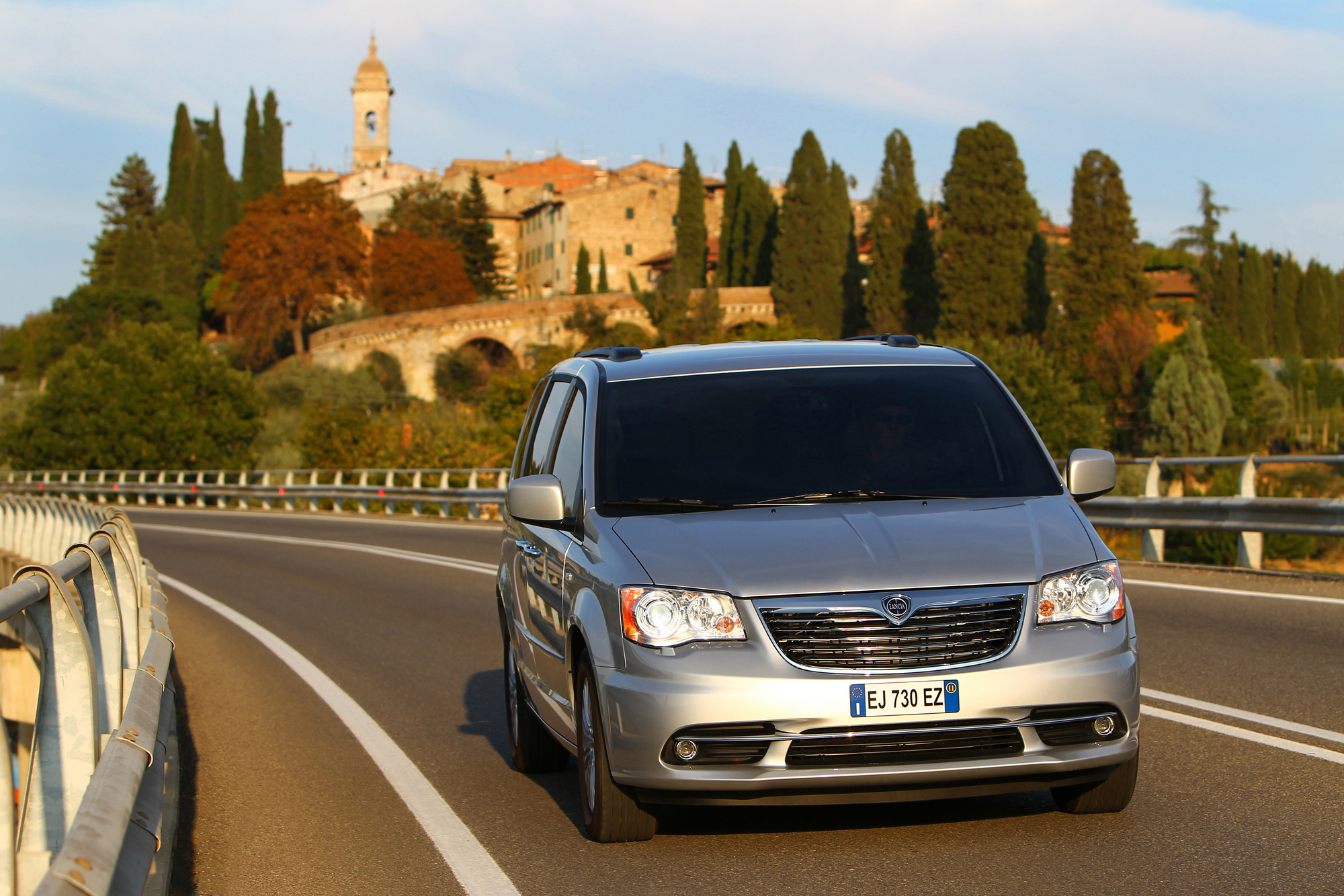 Lancia Voyager Brings Chrysler Minivan to Europe