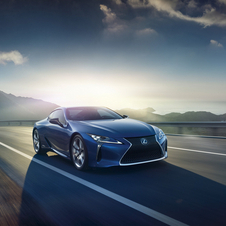 LC500h combina um motor 3.5 litros V6 a gasolina e um motor elétrico que em conjunto perfazem uma potência de 359cv