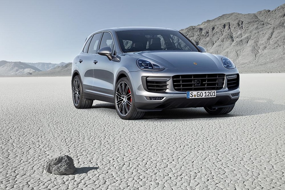 The new Cayenne will be launched with a choice of five versions among which stands out the debut of the Cayenne S Hybrid-E