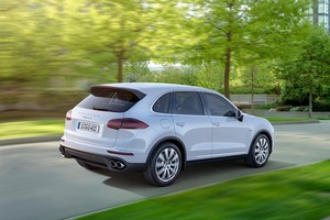 A new 3.6 liter engine V6 biturbo for the Cayenne S was fully developed by Porsche.