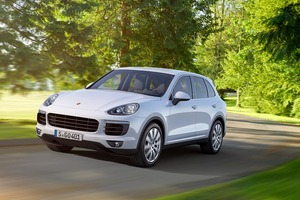 In this update Porsche gave the Cayenne a design that approaches it even more to the more compact Macan