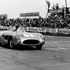 Racing in 1955: Juan Manuel Fangio wins the 18th international ADAC Eifel race on the Nürburgring with his Mercedes-Benz 300 SLR (W 196 S).