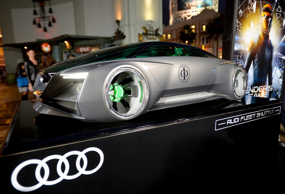 https://www.autoviva.com/img/photos/445/audi_made_a_1_4_scale_model_for_the_premiere_large_187445.jpg