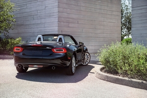 In terms of design Fiat tried to go for some inspiration on the original 124 Spider, without going to far on the retro look