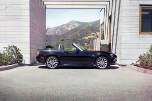The interior of the new Fiat sports car is clearly derived from the MX-5