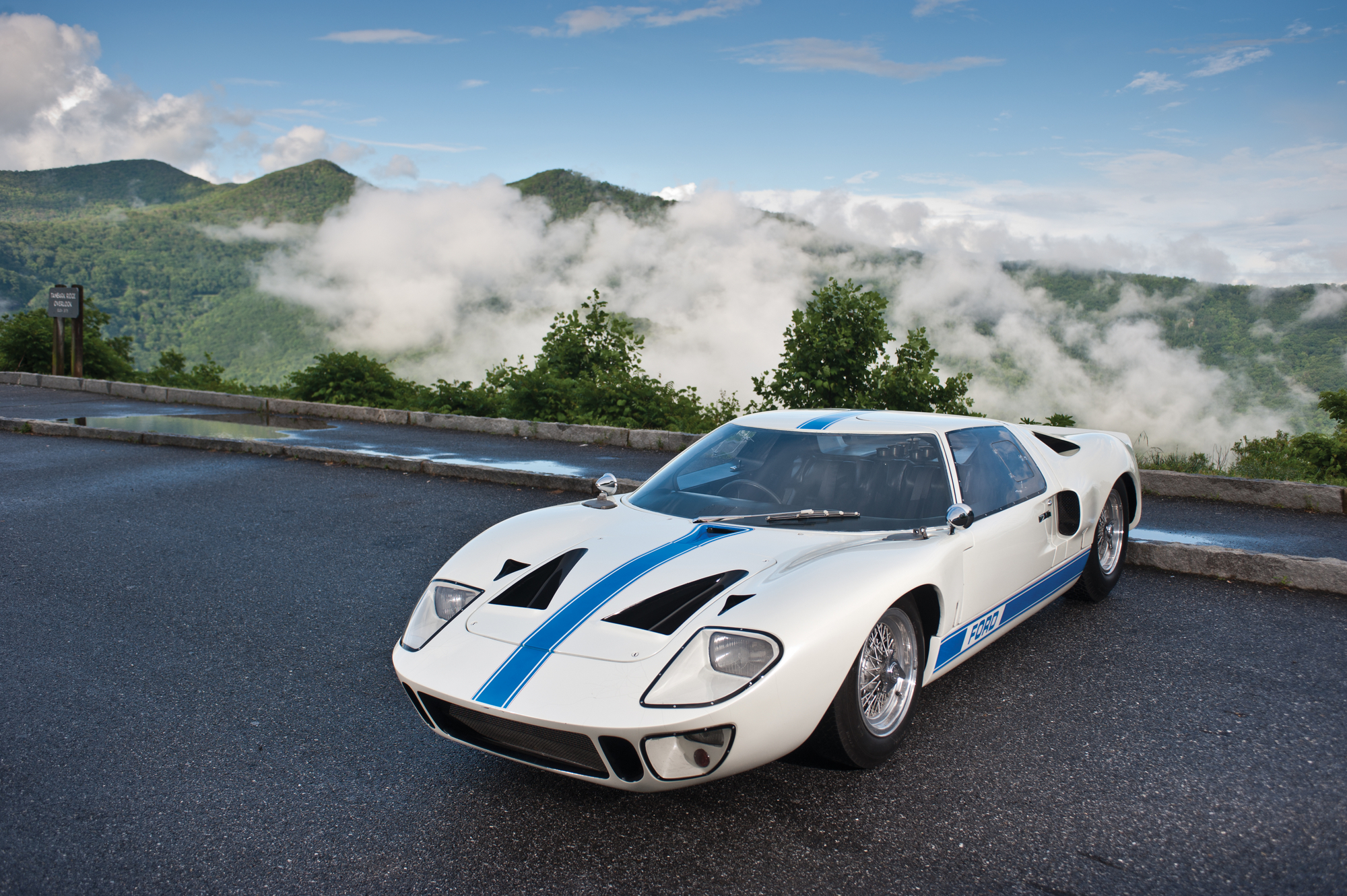 Ford gt. Ford gt40. Ford gt40 и молния. Спорткары недорогие старые. Ford gt40 обои 4k.