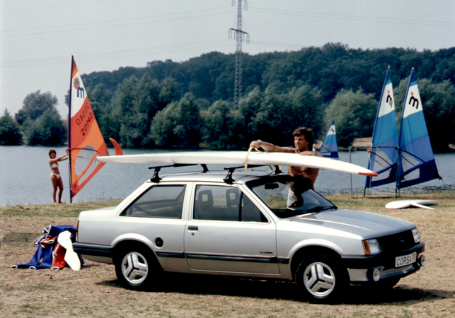 A Corsa notchback sedan was added to A family in 1985. A Corsa notchback sedan was added to A family in 1985.