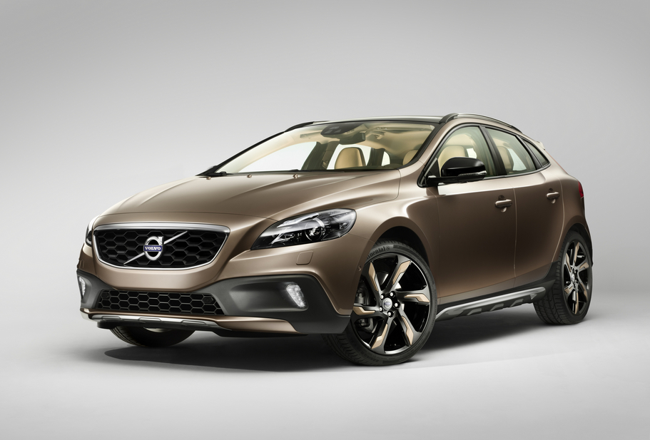 The driver rides 40 mm higher in the V40 Cross Country than in the standard V40. 