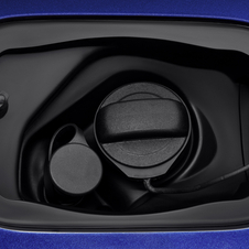Both fuel tanks can be filled under the fuel door