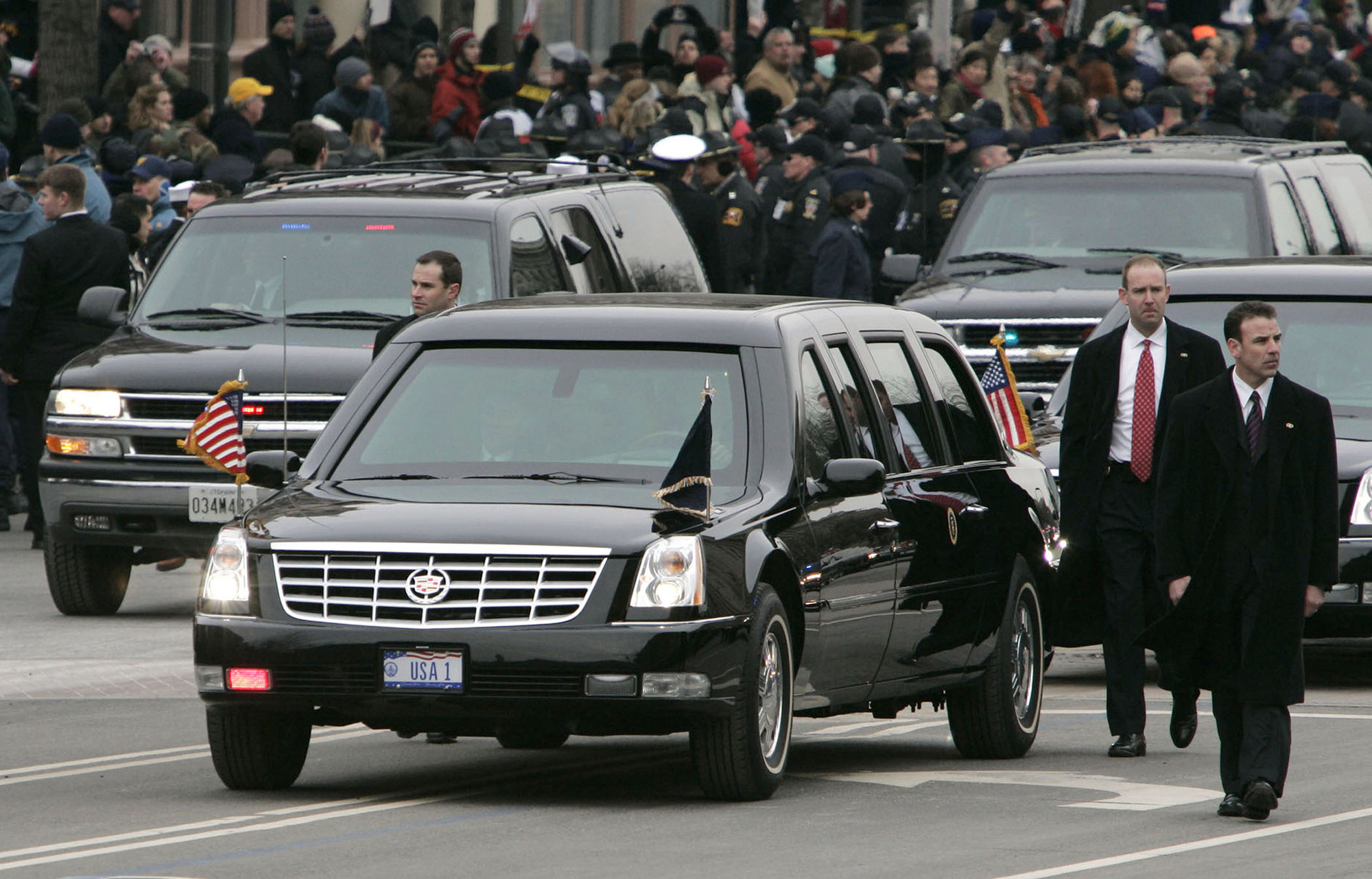 На какой машине ездит. Cadillac 2005 presidential. Кортеж президента Путина. Президент Америки кортеж президента. Кортеж Путина Мерседес.