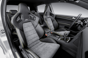 Inside, the Golf R400 also undergone changes comparing it with the Golf R