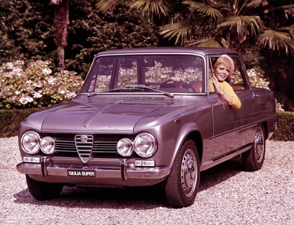 La Giulia est devenue l'un des symboles forts de la Marque Alfa Romeo. La Giulia est devenue l'un des symboles forts de la Marque Alfa Romeo.