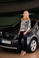 Claudia Schiffer will sell the Meriva and Mokka in ads in Europe